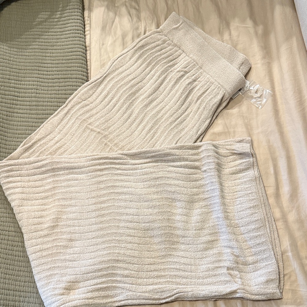 Barefoot Dreams cozy chic Stone Ribbed Wave Lounge Pants. Size L
